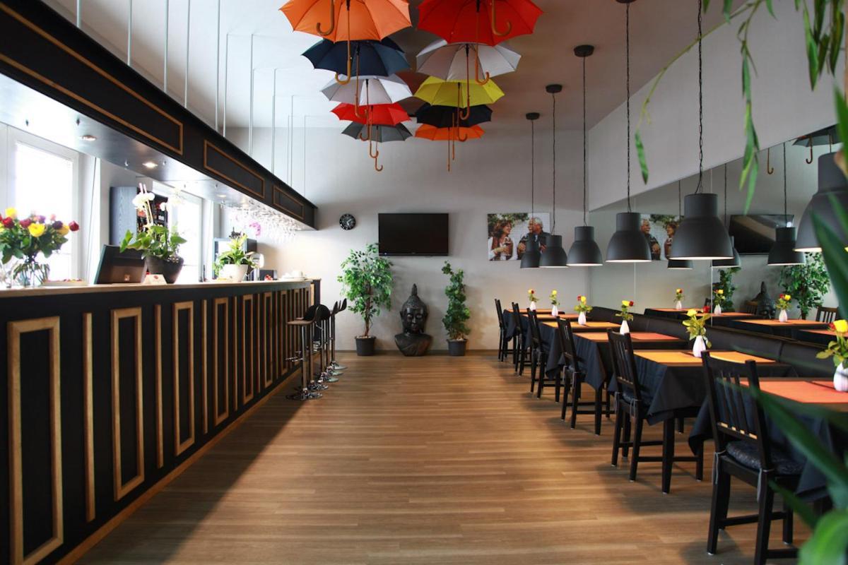 Hotel Moerser Hof Bagian luar foto